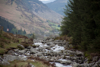 Berglandschaft in Irland, Vordergrund ein Taal mit einem Fluss in der Mitte