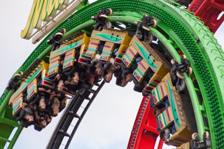 Riesenrad auf dem Oktoberfest, die Wagen zeigen in der Kurve nach unten