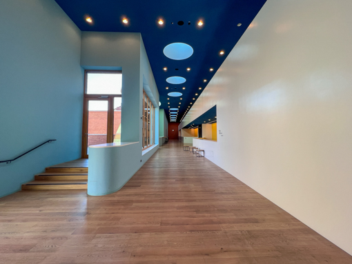 Weitwinkelaufnahme eines modernen Architekturflurs mit klarer Linienführung und durchgehender Schärfe – Beispiel für vollständige Schärfe in der Smartphone-Fotografie.
