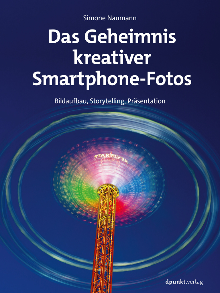 Buchcover von „Das Geheimnis kreativer Smartphone-Fotos“ von Simone Naumann. Vor einem dunkelblauen Hintergrund ist eine farbenfrohe Langzeitbelichtung eines rotierenden „Star Flyer“-Karussells zu sehen. Der Titel ist mittig platziert in weißer Schrift: „Das Geheimnis kreativer Smartphone-Fotos – Bildaufbau, Storytelling, Präsentation“. Unten rechts steht das Logo des dpunkt.verlags.