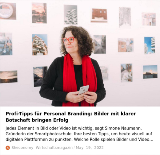 Simone Naumann steht mit Smartphone in der Hand vor einer weißen Wand, an der verschiedene Bilder hängen. Sie trägt eine rote Brille und einen roten Schal. Der Text darunter kündigt einen Artikel mit Profi-Tipps für Personal Branding an, der im Magazin Sheconomy erschienen ist.