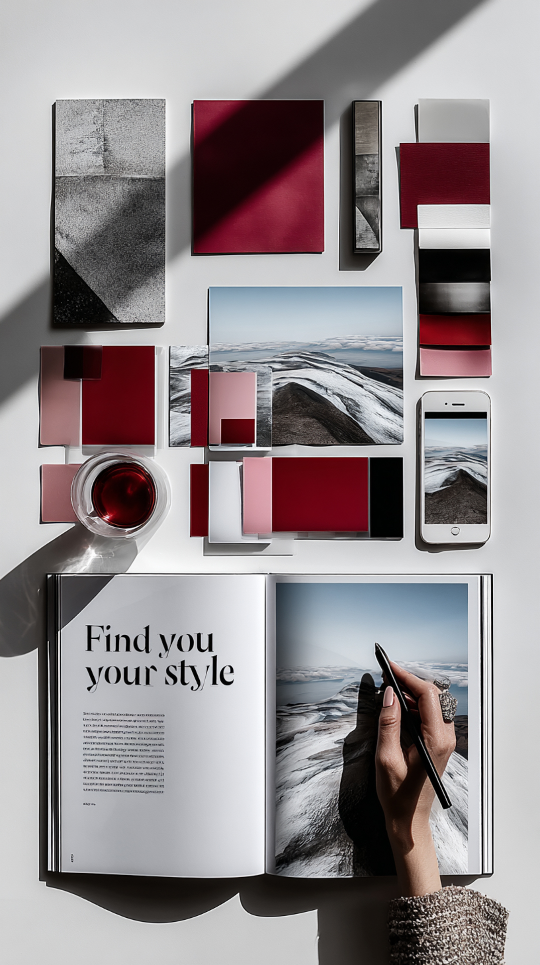 Bildsprache-Guid Ein stilvoll arrangierter, heller Arbeitsplatz mit Farbkarten in Rot-, Rosa- und Grautönen, einem geöffneten Buch mit dem Titel „Find your style“ und einer Landschaftsfotografie. Eine Hand hält einen Stift über das Foto, daneben liegen ein Smartphone mit dem gleichen Bild, sowie ein Glas mit roter Flüssigkeit. Die Szene wirkt modern, kreativ und inspiriert zur Entwicklung eines eigenen visuellen Stils.</p>
<p>ChatGPT fragen<br />