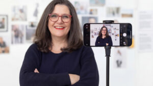 Videoaufnahme mit Smartphone auf Stativ – Training für Kamera-Präsenz und Contentproduktion.