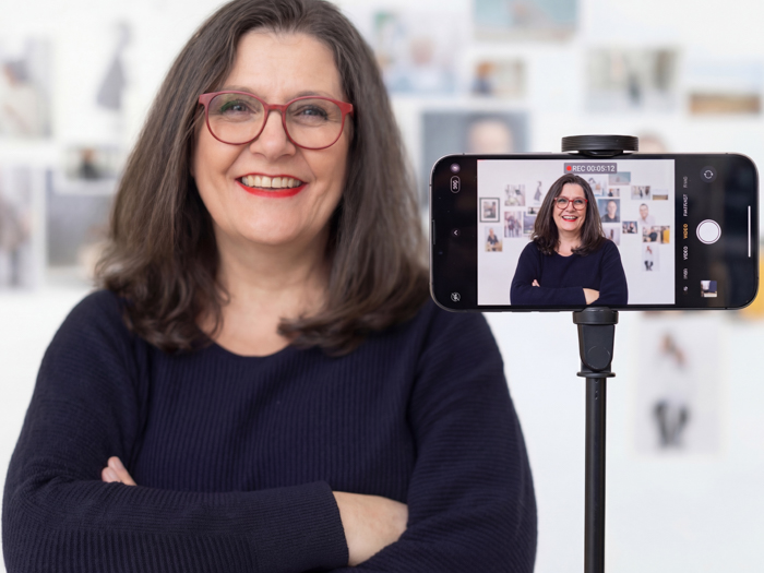 Videoaufnahme oder Fotografie mit Smartphone auf Stativ – Training Bildsprache und Contentproduktion.