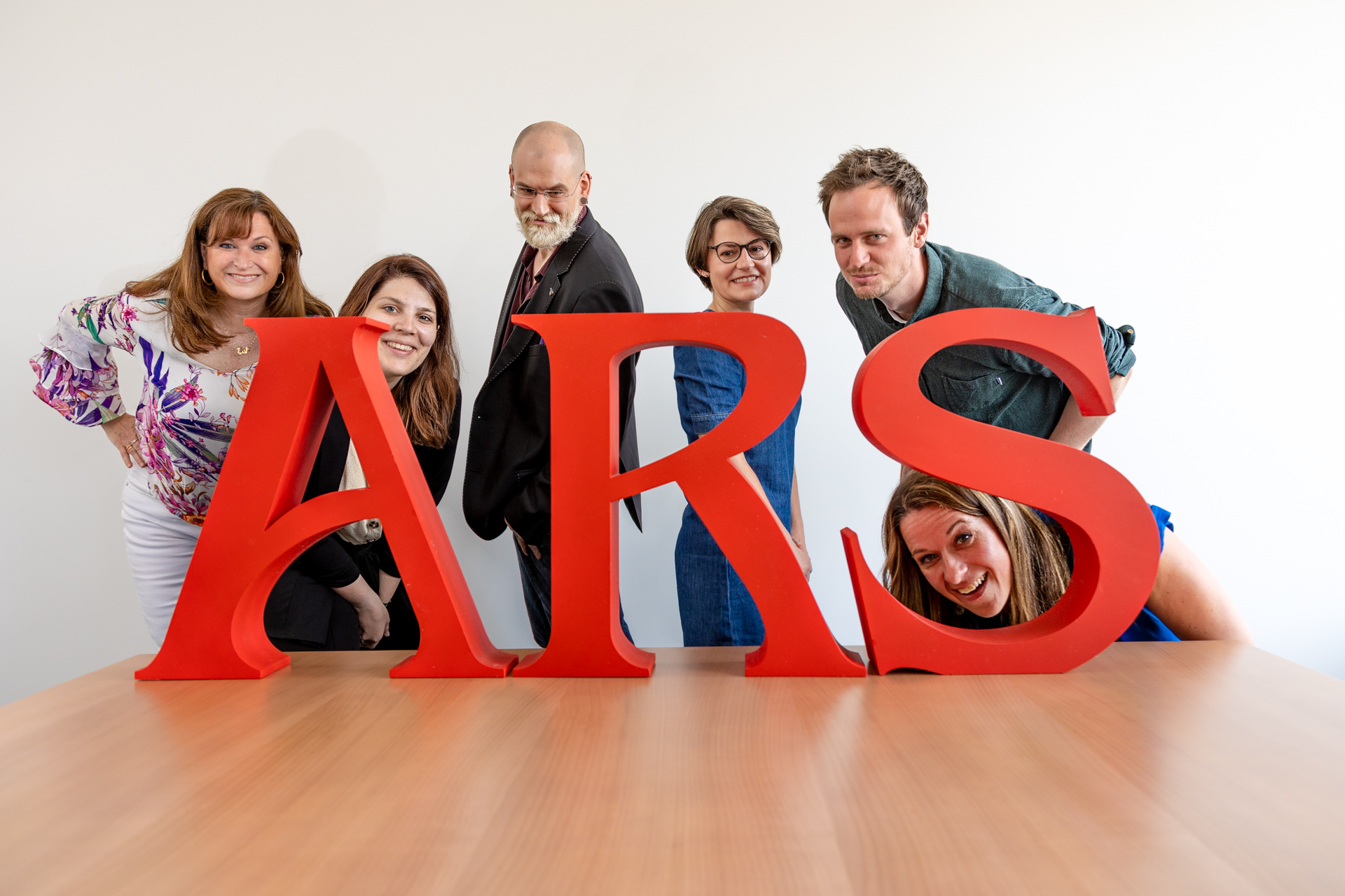 Bildsprache-BusinessFotografie_Titel Kreatives Porträt von Simone Naumann – Expertin für Bildsprache und visuelle Kommunikation, fotografiert mit grafischen Elementen in Rot